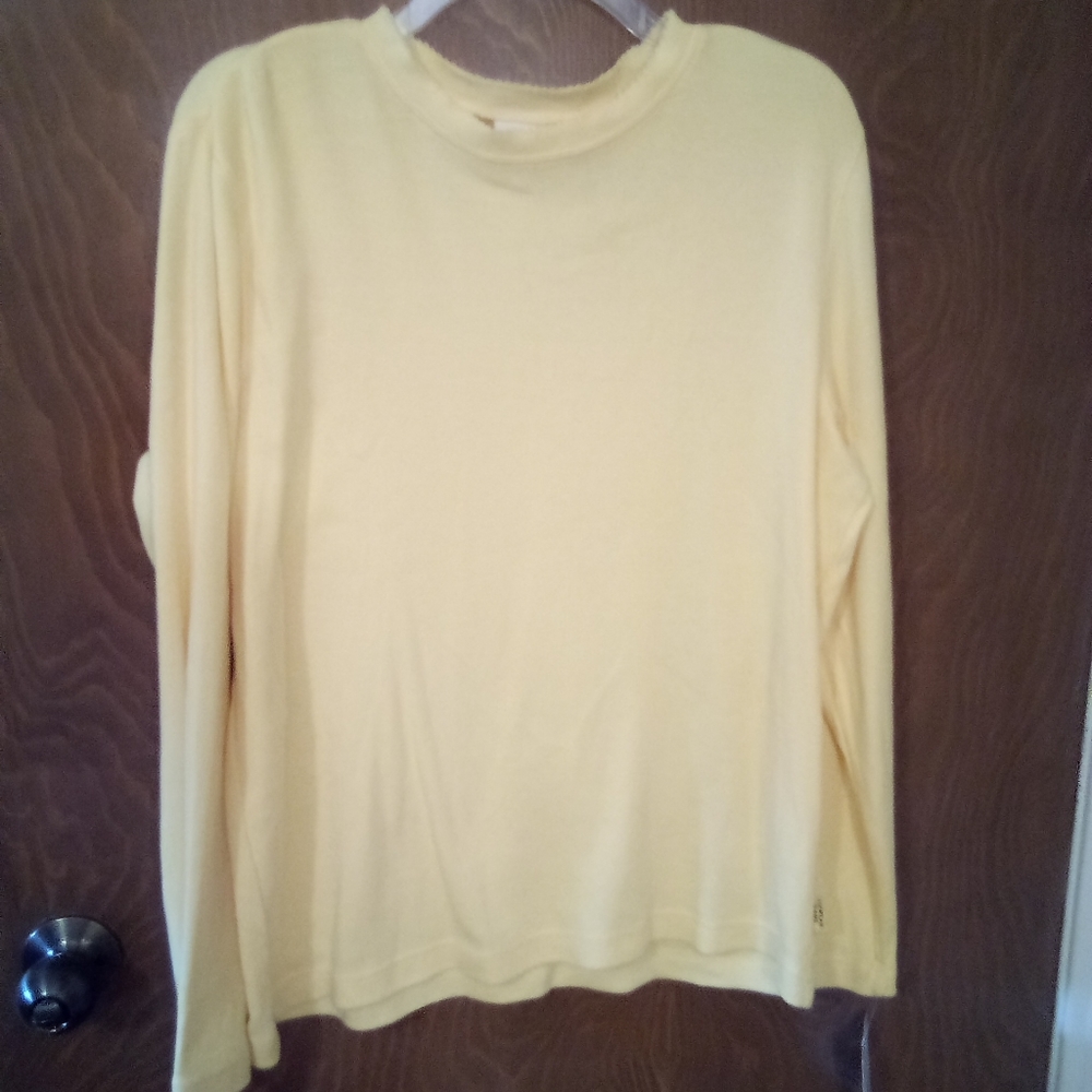 Woman's top sz m yellow